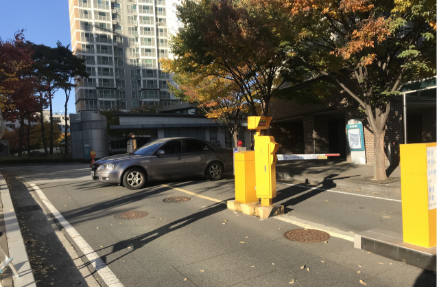 대구 동구 신천동의 한 아파트단지에서 전기자동차 충전기를 설치해주지 않는 데 앙심을 품은 입주민이 자신의 차량으로 단지 정문을 가로막아 다른 입주민들이 불편을 겪는 소동이 발생했다. A씨의 차량이 아파트 정문을 가로막고 서 있다. 김근우 기자