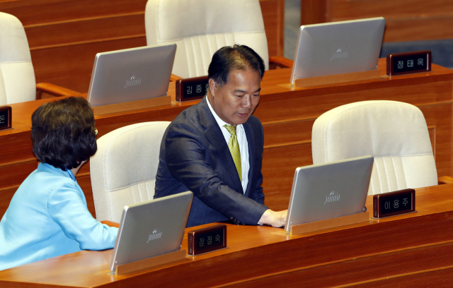 전날 음주운전을 해 경찰에 적발된 민주평화당 이용주 의원이 1일 오전 국회 본회의에 참석해 있다. 연합뉴스