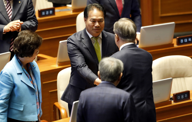 문재인 대통령이 1일 오전 국회 본회의장에서 내년도 예산안에 대한 시정연설을 마치고 민주평화당 이용주 의원과 인사하고 있다. 연합뉴스