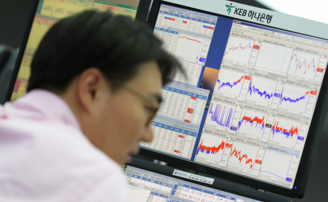 2일 오전 서울 중구 KEB하나은행 본점 딜링룸에서 한 직원이 업무를 보고 있다. 이날 코스피는 미중 무역분쟁 우려가 완화될 것이라는 기대감에 상승 출발해 장중 2050대를 회복했다. 연합뉴스