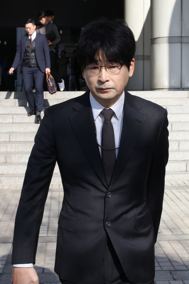 제19대 대통령선거 과정에서 불법 선거운동을 한 혐의로 기소된 탁현민 청와대 행정관이 2일 오전 서초동 서울고등법원에서 열린 2심 선고 재판 출석을 마치고 나서고 있다. 연합뉴스