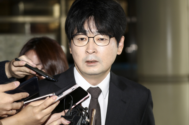 제19대 대통령선거 과정에서 불법 선거운동을 한 혐의로 기소된 탁현민 청와대 행정관이 2일 오전 서초동 서울고등법원에서 열린 2심 선고 재판 후 법정을 나서며 취재진 질문에 답하고 있다. 연합뉴스