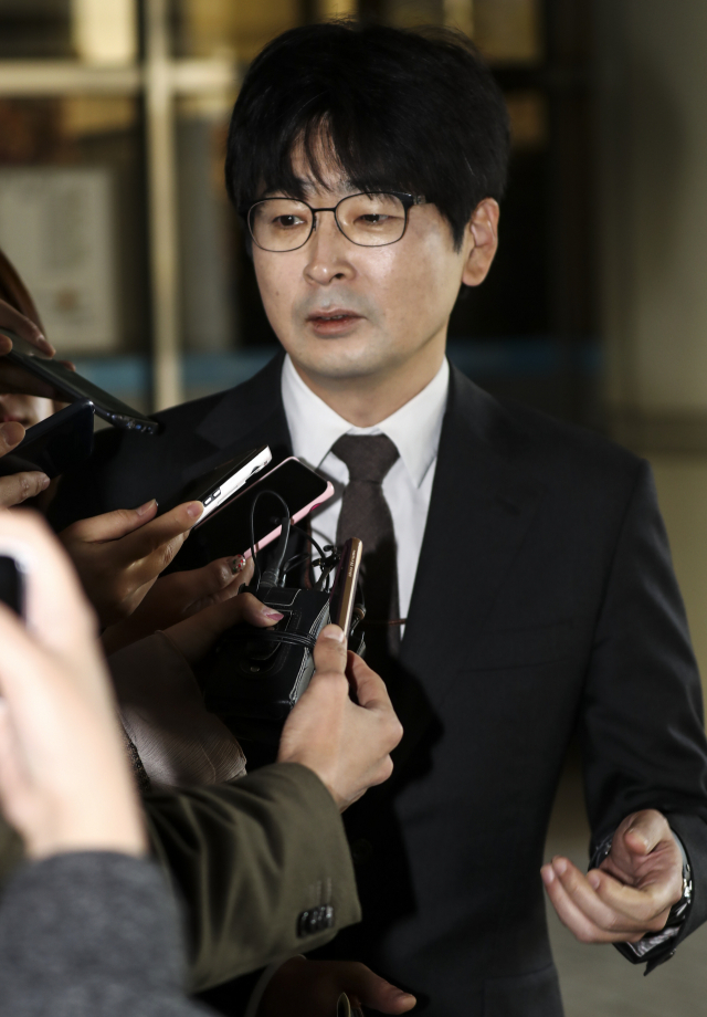 제19대 대통령선거 과정에서 불법 선거운동을 한 혐의로 기소된 탁현민 청와대 행정관이 2일 오전 서초동 서울고등법원에서 열린 2심 선고 재판 후 법정을 나서며 취재진 질문에 답하고 있다. 연합뉴스