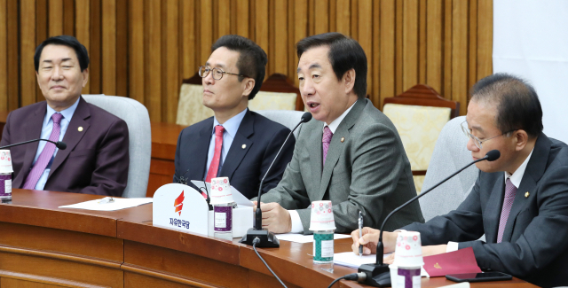 자유한국당 김성태 원내대표(왼쪽 세번째)가 2일 오전 국회에서 열린 원내대책회의에서 발언하고 있다. 연합뉴스