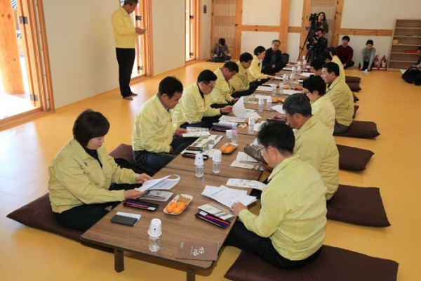 구미시의회 시의원들이 지난달 30일 불교관광지로 각광받고 있는 신라불교초전지를 방문했다. 구미시의회 제공