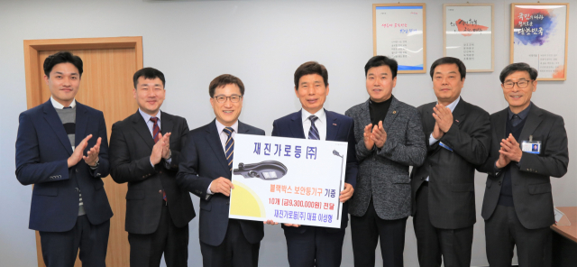 이성형 재진가로등㈜ 대표이사는 1일 대구 달서구청을 방문해 블랙박스 내장형 보안등기구 10등을 기증했다. 왼쪽부터 이성형 대표이사, 이태훈 달서구청장. 달서구청 제공