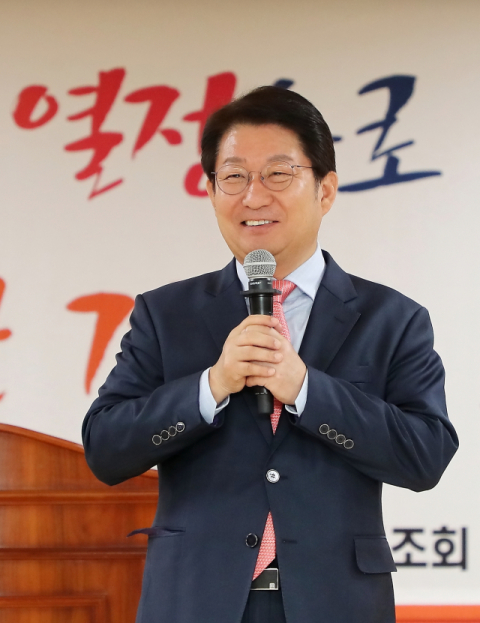 권영진 대구시장이 2일 시청 대회의실에서 열린 정례조회에서 직원들에게 경북과의 상생을 강조하기 위해 경북도와 관련된 깜짝 퀴즈를 내고 있다. 대구시 제공