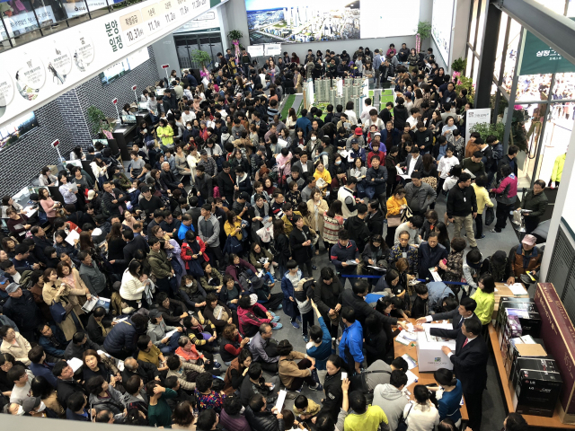 지난달 26일 공개 당시 기록적 인파가 몰린 월배 삼정그린코아 포레스트 견본주택 현장. 삼정기업 제공