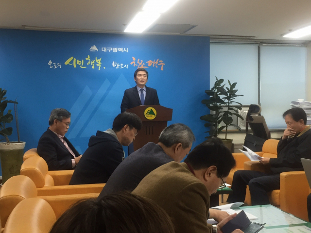 대구문화재단 박영석 대표와 최근 제기된 재단 관련 각종 의혹에 대해 2일 대구시청 기자실에서 기자회견을 열어, 조치계획 향후 조직 혁신방안을 발표했다. 권성훈 기자