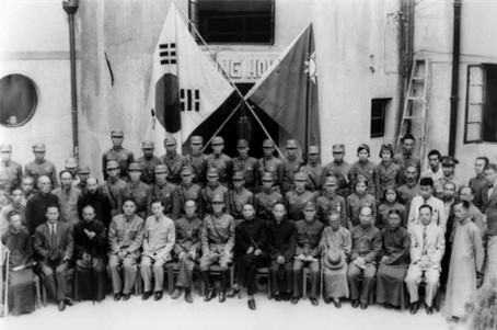 1940년 9월 광복군사령부 앞에서 사진을 찍은 신흥무관학교 졸업생들의 모습. 신흥무관학교는 한국광복군 창설에 많은 기여를 했다. 신흥무관학교기념사업회 제공