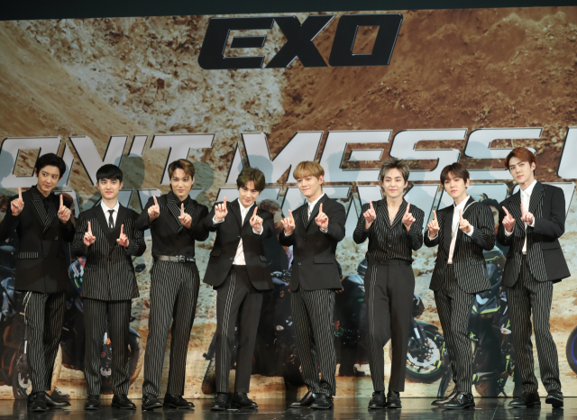 그룹 엑소(EXO)의 찬열(왼쪽부터), 디오, 카이, 수호, 첸, 시우민, 백현, 세훈이 1일 서울 강남구 삼성동 코엑스 아티움에서 열린 정규5집 앨범 