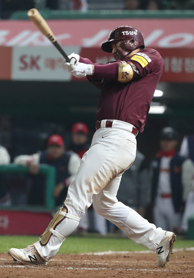 2일 인천 SK행복드림구장에서 열린 2018 프로야구 플레이오프 SK 와이번스와 넥센 히어로즈의 5차전 경기. 10회초 무사 2루에서 넥센 김민성이 1타점 안타를 날리고 있다. 연합뉴스