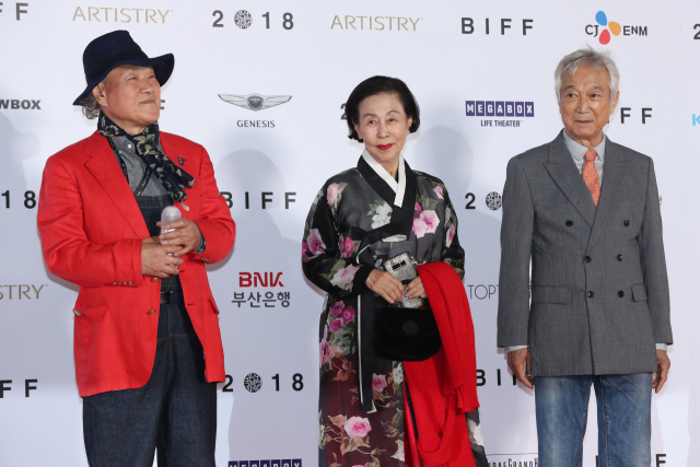 배우 신성일(오른쪽부터), 손숙, 이장호 감독이 지난 10월 4일 오후 부산 해운대구 센텀시티 영화의전당에서 열린 제23회 부산국제영화제(BIFF) 개막식 레드카펫을 밟고 있다. 연합뉴스
