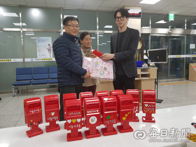 임태진 가흥1동 동장이 산부 전재현 씨에게 나눔저금통과 인견이불을 선물하고 있다. 마경대 기자