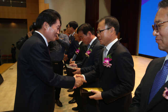 2년 연속 산지유통종합대상을 받은 경북농협 여영현(오른쪽 두 번째) 본부장이 김병원(맨 왼쪽) 농협중앙회장의 축하를 받고 있다. 경북농협 제공