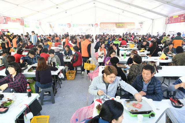 문경새재에 마련된 문경약돌한우 구이촌에 많은 관람객이 몰려 약돌한우의 참맛을 만끽하고 있다. 이틀간 40마리 4억원어치가 팔려나갔다. 문경시 제공