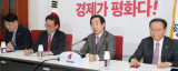 자유한국당 김성태 원내대표(왼쪽 세 번째)가 지난 2일 오후 국회 원내대표실에서 2019 예산안과 관련한 기자회견을 열고 발언하고 있다. 연합뉴스