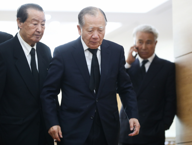 김동호 전 부산국제영화제 이사장이 4일 오후 서울 송파구 풍납동 서울아산병원 장례식장에 마련된 신성일 씨의 빈소를 찾아 조문하고 있다. 연합뉴스