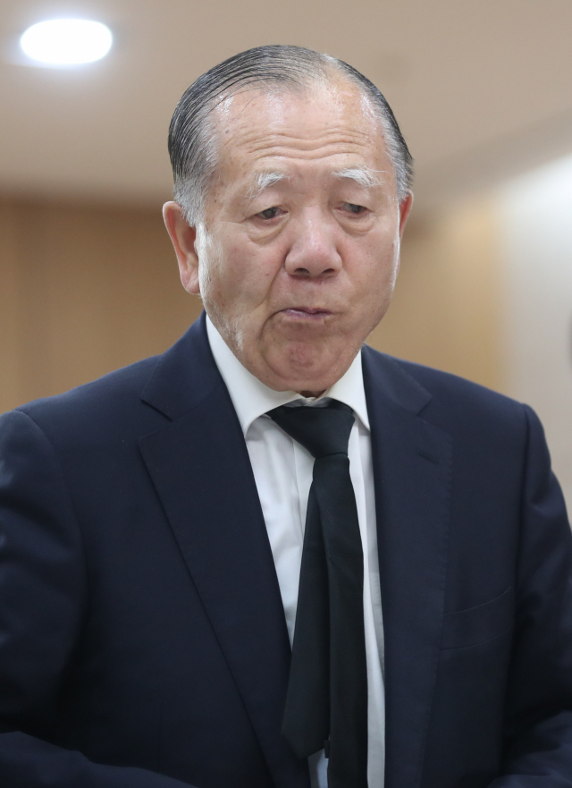 김동호 전 부산국제영화제 이사장이 4일 오후 서울 송파구 풍납동 서울아산병원 장례식장에 마련된 신성일 씨의 빈소를 찾아 조문하고 있다. 연합뉴스