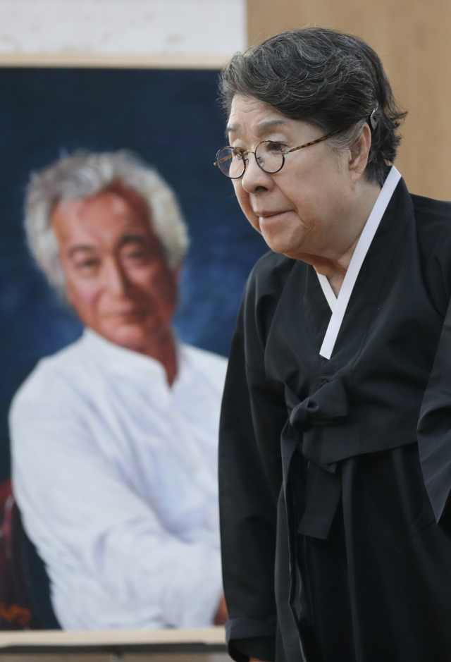 배우 엄앵란이 4일 오후 서울 송파구 풍납동 서울아산병원 장례식장에 마련된 신성일 씨의 빈소에서 조문객과 인사하기 위해 발걸음을 옮기고 있다. 연합뉴스
