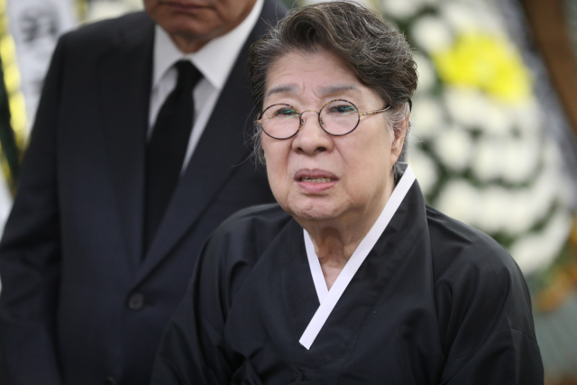 배우 엄앵란이 4일 오후 서울 송파구 풍납동 서울아산병원 장례식장에 마련된 신성일 씨의 빈소에서 취재진에 심경을 밝히고 있다. 연합뉴스