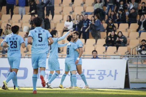 대구FC 세징야가 4일 FC서울과의 경기에서 그림 같은 프리킥 동점골을 넣은 뒤 동료들과 기뻐하고 있다. 대구FC 제공