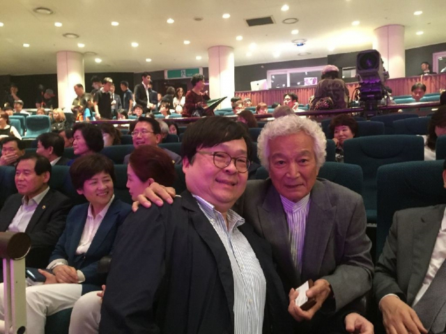 3번의 도전끝에 여의도 입성에 성공한 강신성일씨가 부인 엄앵란 씨,