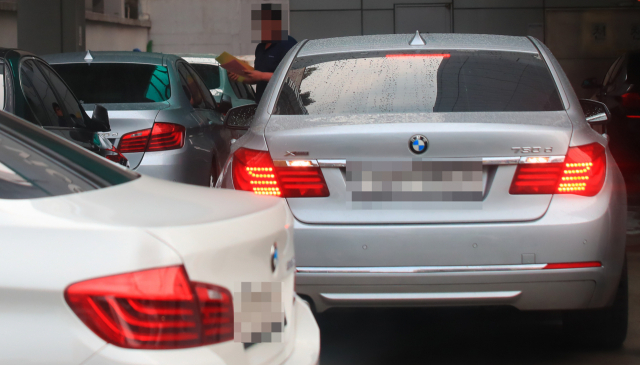 23일 서울 시내 한 BMW 서비스센터에서 차량들이 입고 대기하고 있다. 국토교통부는 민관합동조사단이 조사 과정에서 새롭게 화재 가능성을 발견한 BMW 118d 7천222대를 비롯해 미니쿠퍼 D 컨트리맨·를럽맨·페이스맨 등 52개 차종 6만5천763대에 대해 BMW가 리콜을 결정했다고 23일 밝혔다. 연합뉴스