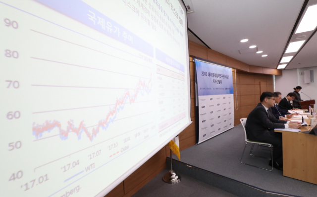 1일 정부세종청사 기획재정부에서 이재영 원장 등 대외경제정책연구원 관계자들이 기자간담회를 열고 세계경제 전망에 대해 설명하고 있다. 연합뉴스