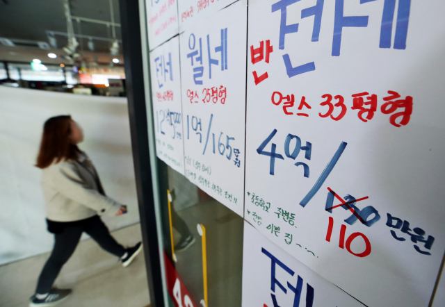 서울 강남 아파트값 하락세가 용산·동작구와 분당신도시 등지로 확산하고 있는 가운데 서울 주택 매매가격 전망지수도 급락한 것으로 나타났다. 당분간 집값이 하락할 것이라고 보는 일선 중개업소가 많다. 매수우위지수도 크게 내려가 집을 팔겠다는 사람이 종전보다 증가한 것으로 조사됐다. 사진은 4일 오전 서울 송파구의 한 부동산 중개사무소에 게시된 시세표 모습. 연합뉴스