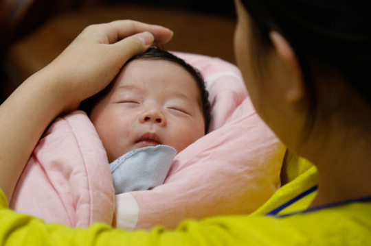 수옹부이(1) 양은 선천적으로 대장 일부에 신경세포가 없이 태어나 스스로 배변활동을 하지 못하는 선천성 거대결장증을 앓고 있다. 대장 일부를 절제하고 정상 부위를 이어주는 수술이 필요하지만 2천500만원에 달하는 수술비가 큰 부담이다. 우태욱 기자 woo@msnet.co.kr