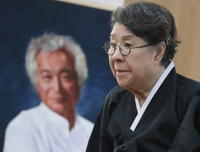 배우 엄앵란이 4일 오후 서울 송파구 풍납동 서울아산병원 장례식장에 마련된 신성일 씨의 빈소에서 조문객과 인사하기 위해 발걸음을 옮기고 있다. 연합뉴스