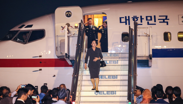 문재인 대통령 부인 김정숙 여사가 4일 오후(현지시간) 인도 뉴델리 팔람 군 공항에 도착해 트랩을 내려오고 있다. 김 여사는 인도 정부의 초청으로 인도를 방문했다. 김 여사는 5일 모디 인도 총리를 면담한 뒤 6일 아요디아에서 열리는 허왕후 기념공원 착공식에 참석할 예정이다. 영부인이 단독으로 해외를 방문한 것은 김대중 전 대통령의 부인 이희호 여사 이후 16년 만이다. 연합뉴스