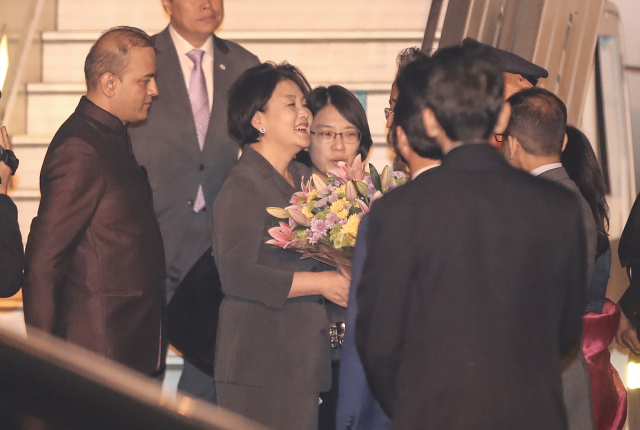 문재인 대통령 부인 김정숙 여사가 4일 오후(현지시간) 인도 뉴델리 팔람 군 공항에 도착해 인도 정부 인사의 환영을 받고 있다. 김 여사는 인도 정부의 초청으로 인도를 방문했다. 김 여사는 5일 모디 인도 총리를 면담한 뒤 6일 아요디아에서 열리는 허왕후 기념공원 착공식에 참석할 예정이다. 영부인이 단독으로 해외를 방문한 것은 김대중 전 대통령의 부인 이희호 여사 이후 16년 만이다. 연합뉴스