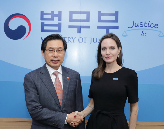 박상기 법무부 장관과 유엔난민기구(UNHCR) 특사 안젤리나 졸리가 4일 과천 정부청사에서 만나 악수를 하고 있다. 연합뉴스