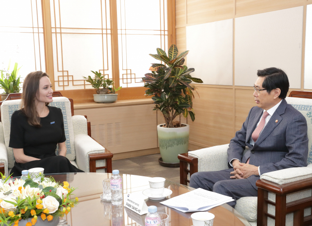 유엔난민기구(UNHCR)의 특사인 앤젤리나 졸리가 4일 법무부 청사에서 박상기 법무부 장관과 만나 국내 난민 정책에 대해 이야기하고 있다. 연합뉴스