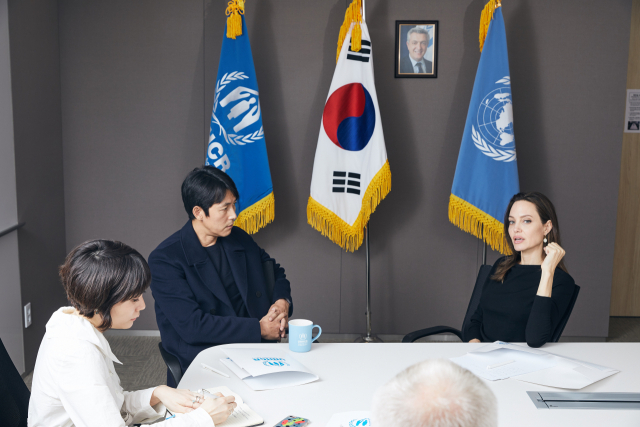 유엔난민기구(UNHCR)의 특사인 앤젤리나 졸리가 3일 서울시 중구 유엔난민기구 한국대표부 서울사무소에서 UNHCR 친선대사인 배우 정우성을 만나 세계 난민현황과 올해 5월 제주도에 도착한 예멘 난민신청자들에 대한 우리 정부의 처우 등에 대한 이야기를 나누고 있다. [유엔난민기구 제공] 연합뉴스
