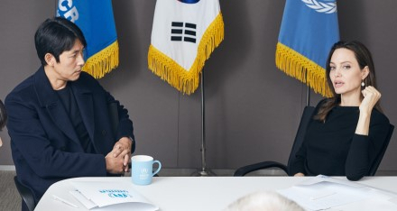 2018년 당시 유엔난민기구(UNHCR)의 특사인 앤젤리나 졸리와 대화를 나누는 정우성. 연합뉴스