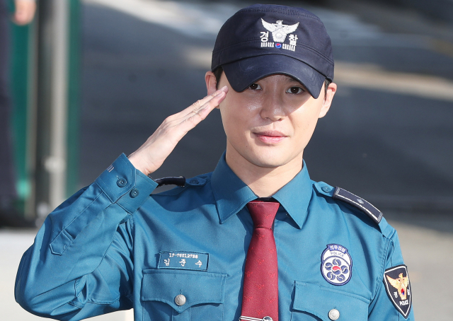 경기남부지방경찰청 홍보단 의무경찰로 군 복무를 마친 그룹 JYJ 김준수가 5일 오전 경기도 수원시 경기남부지방경찰청에서 전역신고를 마친 후 나와 팬들에게 경례를 하고 있다. 연합뉴스