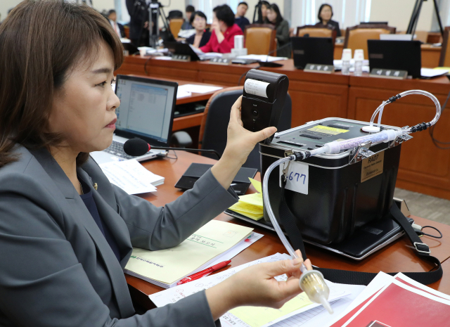 자유한국당 송희경 의원이 12일 오전 국회에서 열린 국회 과학기술정보방송통신위원회 원자력안전위 등 5개 기관 국정감사에 참석해 라돈 측정기를 제시하고 있다. 연합뉴스