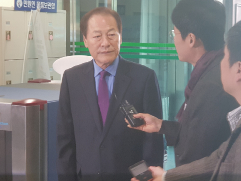 경북지방경찰청 광역수사대가 뇌물수수 혐의로 구속영장을 신청한 김영석 전 경북 영천시장이 구속 전 피의자 심문(영장실질심사)을 위해 2일 오전 대구지법에 출석하고 있다. 연합뉴스