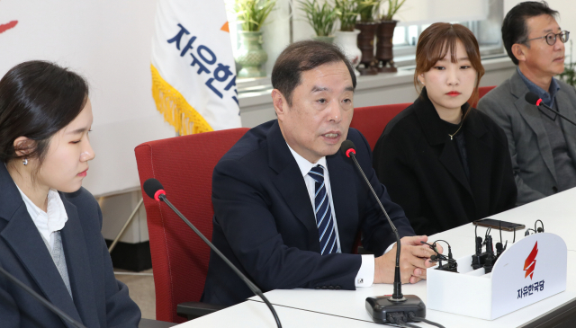 자유한국당 김병준 비상대책위원장이 5일 오전 국회에서 음주운전 피해자 윤창호 군의 이름을 딴 