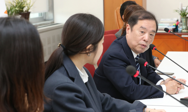 자유한국당 김병준 비상대책위원장이 5일 오전 국회에서 음주운전 피해자 윤창호 군의 이름을 딴 