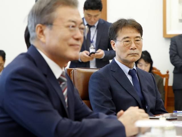 청와대 장하성 정책실장(오른쪽)이 5일 청와대에서 열린 문 대통령과 여야 5당 원내대표들이 함께한 여·야·정 상설협의체 첫 회의에서 여야 원내대표들의 발언을 듣고 있다. 연합뉴스