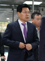 특정경제범죄가중처벌법상 횡령 등 혐의로 불구속 기소된 자유한국당 홍문종 의원이 5일 오전 서초구 서울중앙지방법원에서 열리는 첫 재판에 출석하기 위해 법정으로 향하고 있다. 연합뉴스
