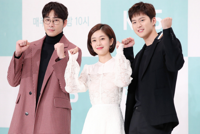 배우 강지환(왼쪽부터), 백진희, 공명이 5일 오후 서울 영등포구 타임스퀘어에서 열린 KBS 새 수목드라마 