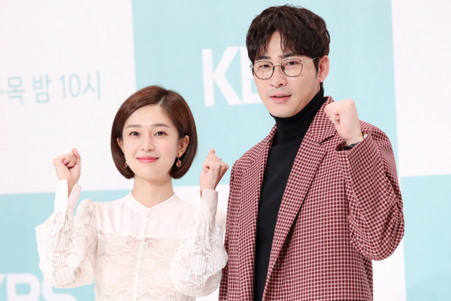 배우 백진희(왼쪽)와 강지환이 5일 오후 서울 영등포구 타임스퀘어에서 열린 KBS 새 수목드라마 
