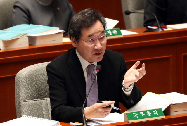 ㅜ이낙연 국무총리가 5일 국회에서 열린 예산결산특별위원회 전체회의에서 위원의 질의에 답하고 있다. 연합뉴스