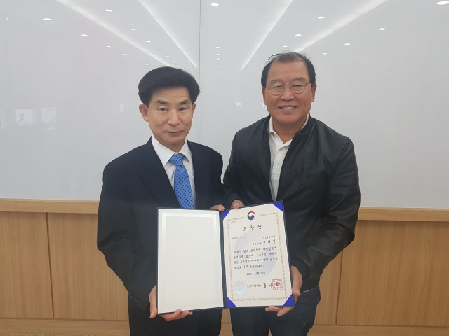 윤대영 (주)TKB 대표(사진 오른쪽)는 지난달 15일 중소기업 육성을 통한 국가경제 발전에 기여한 공로로 모범중소기업인 부문 중소벤처기업부 장관 표창장을 받았다.