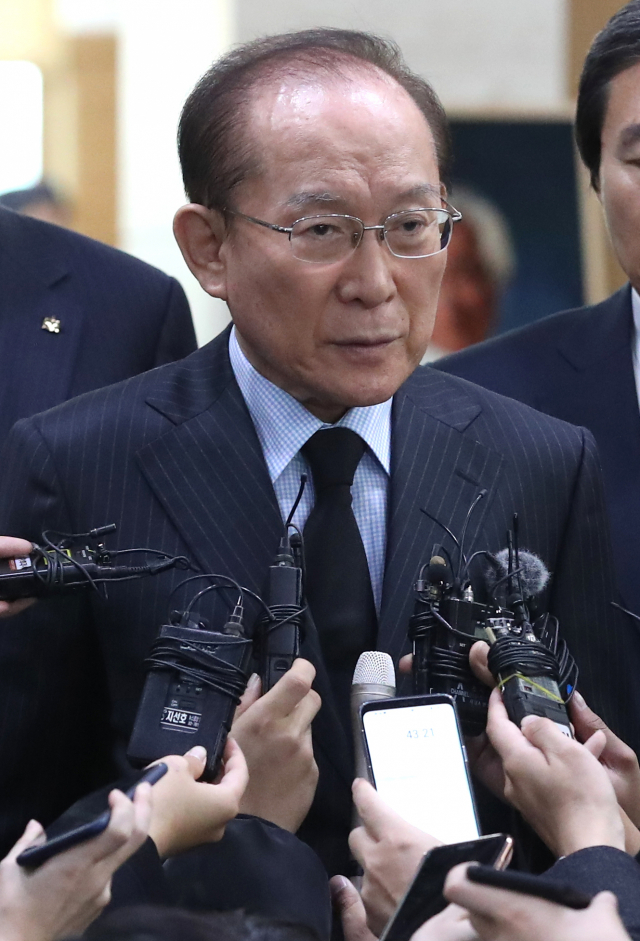 이회창 전 자유선진당 대표가 5일 오후 서울 송파구 풍납동 서울아산병원 장례식장에 마련된 故 신성일(81) 씨의 빈소를 찾아 조문한 뒤 취재진 질문을 받고 있다. 연합뉴스